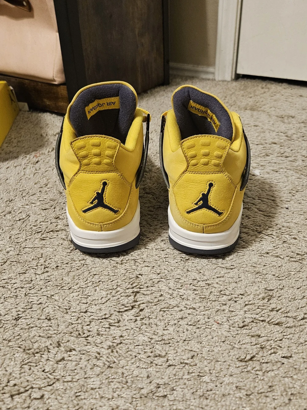 Retro Jordan 4's Lighting
